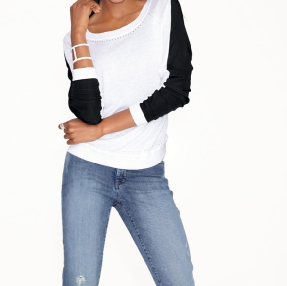 NYDJ Tops - 💙White Sweater w/Black Stripe on the sleave